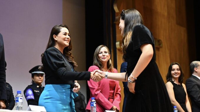 Arranca Gobernadora Tere Jiménez Programa "Alerta Rosa" con la entrega de alarmas de seguridad para Mujeres