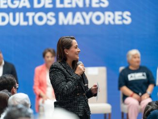 Gobernadora Tere Jiménez entrega lentes a Adultos Mayores; reafirma su compromiso con este sector