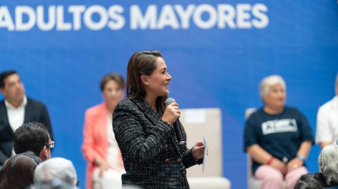 Gobernadora Tere Jiménez entrega lentes a Adultos Mayores; reafirma su compromiso con este sector