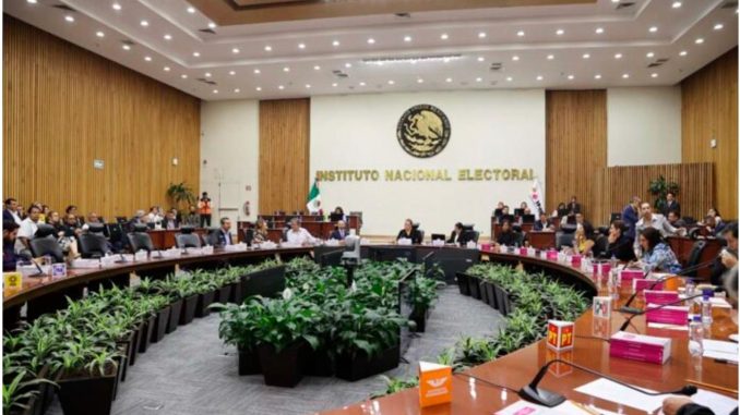 Juez denuncia a consejeros del INE por no acatar suspensión de elección judicial