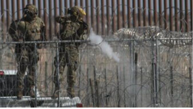 Militares de EU disparan gas pimienta a migrantes en Río Bravo