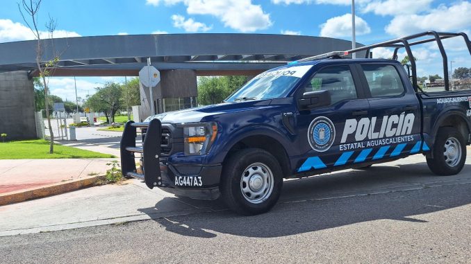 Policías Estatales aseguran vehículo con placas sobrepuestas