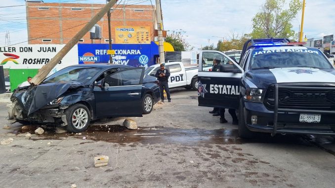 DETIENEN ELEMENTOS DE LA POLICÍA ESTATAL A EBRIO SUJETO PROVOCA UN ACCIDENTE Y UNA INTENSA PERSECUCIÓN • Fue acusado de abuso de confianza, posesión de droga y usurpación de funciones • Ya se encuentra a disposición de las autoridades correspondientes Ebrio sujeto que fue acusado por abuso de confianza, provocó un accidente en el que una persona resultó lesionada e intentó darse a la fuga, generando una intensa persecución por parte de efectivos de la Policía Estatal de la Secretaría de Seguridad Pública del Estado, al momento de su captura le fue encontrada droga entre sus pertenencias, por lo cual ya se encuentra a disposición de las autoridades correspondientes. Fue a las 14:53 horas, cuando en el Servicio de Emergencia 911, se recibió una llamada por parte de una mujer de nombre Karen Elizabeth, de 28 años de edad, la cual señaló que le había pedido a un amigo suyo, que le diera oportunidad de cargar su teléfono celular en su vehículo, marca Nissan Versas color azul, con placas de circulación del Estado de Aguascalientes, este aceptó, pero se había retirado del lugar con su equipo de comunicación. Mientras eran alertados los elementos de los cuerpos de seguridad, lo que generó la movilización de las unidades de la Policía Estatal, que fueron los primeros en detectarlo y marcarle el alto, a través de las cámaras del C5i, detectaron que en el cruce de las avenidas Siglo XXI y Paula de Jesús Jiménez Yáñez, el presunto responsable, impactó en su costado izquierdo a un vehículo marca Nissan March, color gris, con placas de circulación del Estado de Aguascalientes. Dicha unidad era conducida por Ramón Fernando, de 46 años de edad, quien resultó con algunas lesiones, al igual que su acompañante, a pesar del impacto y los daños a su vehículo, el presunto responsable aceleró la marcha y continuó con su intención de darse a la fuga, siendo perseguido muy de cerca por las unidades de la Policía Estatal. Esto generó que perdiera el control del volante y en el cruce de Bulevar Guadalupano y la calle Primera Progreso, en la colonia Nazario Ortiz Garza, se subiera a la banqueta donde se impactó contra un poste de madera, propiedad de Teléfonos de México. En ese momento, los elementos de la Policía Estatal, se dieron a la tarea de realizarla detención de quien dijo llamarse Juan Antonio, el cual les indicó que era policía vial, lo cual de nada le sirvió y una vez asegurado, con el apoyo de un binomio del Grupo K9, procedieron a someterlo a una revisión corporal, además de la unidad. De esta forma, entre sus pertenencias le fue encontrado un envoltorio con ocho gramos de crystal y dentro del automóvil, dos uniformes de la Policía Vial Municipal, a la cual se pudo comprobar minutos después que nunca ha pertenecido, así como el teléfono celular de la afectada. Con estos elementos fue trasladado a las instalaciones de la Fiscalía General del Estado, donde quedó a disposición del Agente del Ministerio Público, ante quien la mujer afectada interpuso su denuncia. En cuando a los lesionados del vehículo March, fueron atendidos por paramédicos en el lugar, sin que ameritaran ser trasladados a un hospital, tras lo cual personal de la Policía Vial Municipal tomó conocimiento del percance.