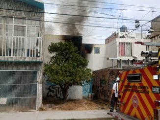 Policías Municipales de Aguascalientes y vecinos de un inmueble en Pilar Blanco que se encontraba en llamas rescataron al morador