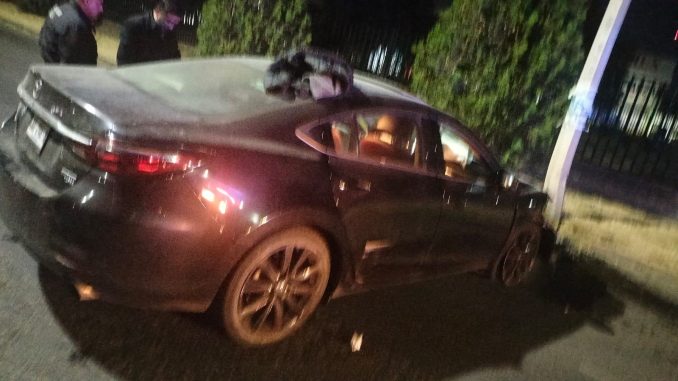 Policías Viales de Aguascalientes atendieron un reporte de accidente contra poste de concreto