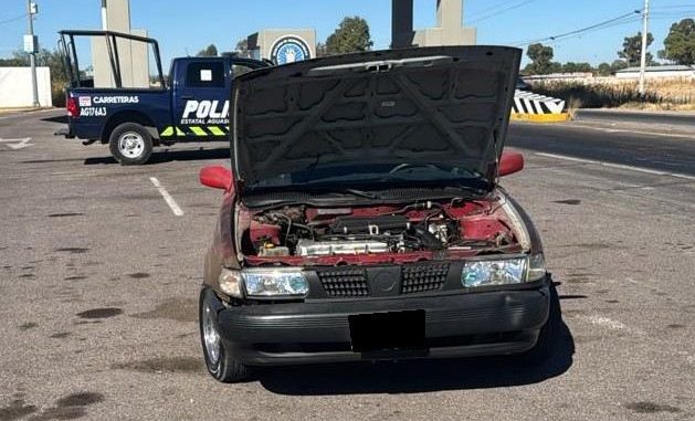 Policías Estatales aseguran vehículo con reporte de robo