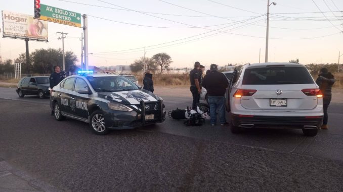Policías Viales de Aguascalientes atendieron el reporte de un choque desigual, entre un vehículo tipo sedán y una motocicleta,
