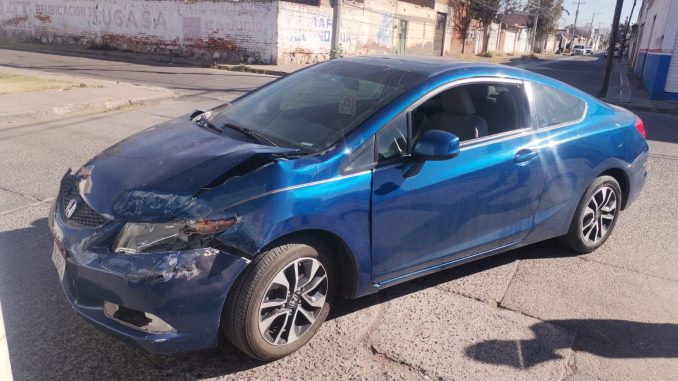 Policías Viales de Aguascalientes atendieron el reporte de accidente que se registró esta mañana en el fraccionamiento San José del Arenal