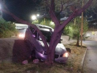 Policías Viales de Aguascalientes atendieron el reporte del choque de un automóvil particular, contra objeto fijo