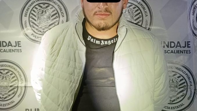 Detienen a una persona por conducir vehículo con reporte de robo