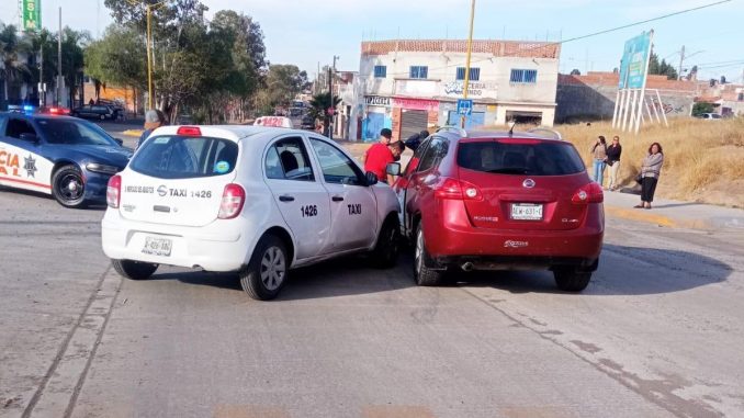 Policías Viales de Aguascalientes atendieron el reporte de un choque entre dos vehículos en Avenida Mariano Hidalgo