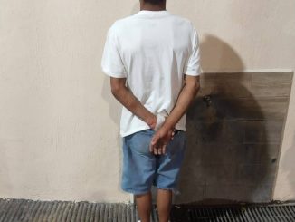 Policías de la SSPM de Aguascalientes detienen a una persona en Lomas de Ajedréz, por provocar daños en el cristal de un vehículo