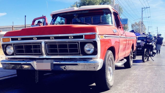 Policías Estatales aseguran camioneta con alteraciones en su número de serie