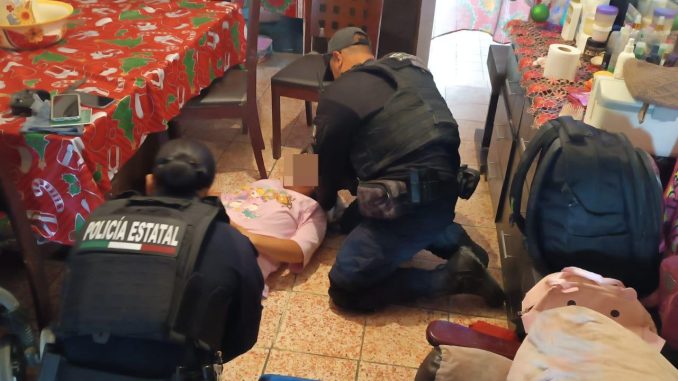 Paramédicos del GAMET atienden a persona lesionada en una pierna