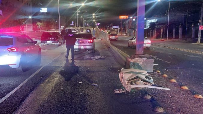 Choque que se registró la madrugada de hoy en Av. Aguascalientes dejó saldo de una persona lesionada trasladada al hospital