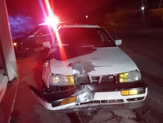 Policías Viales de Aguascalientes auxilian a un conductor en la calle Rincón Gallardo, luego de impactarse contra la fachada de un establecimiento
