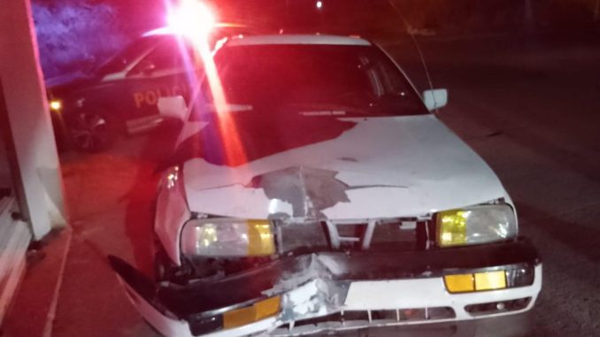 Policías Viales de Aguascalientes auxilian a un conductor en la calle Rincón Gallardo, luego de impactarse contra la fachada de un establecimiento
