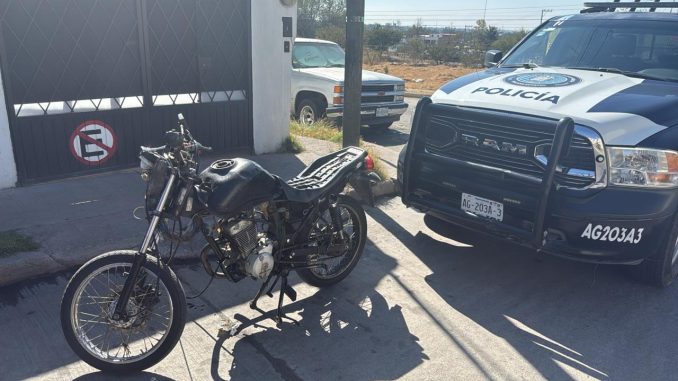 Policías Estatales aseguran motocicleta con alteraciones en sus números de serie