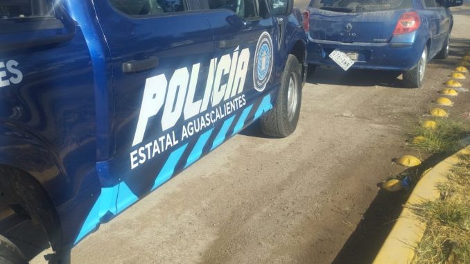 Policías Estatales aseguran vehículo con placas sobrepuestas