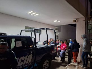 Apoyan elementos de la SSPE con alimentos a familiares de personas hospitalizadas