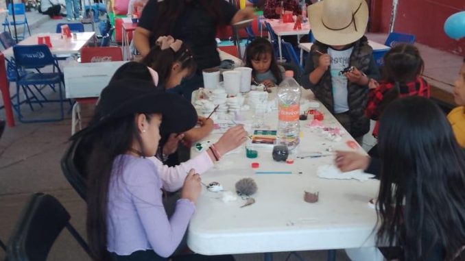 Continúan actividades de prevención en stand en la Feria de Cosío