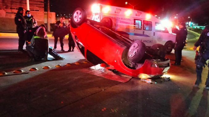 Policías Viales de Aguascalientes atienden reporte de accidente tipo choque volcadura que se registró sobre Avenida Siglo XXI a la altura de fraccionamiento Solidaridad II