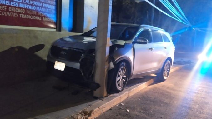 Policías Viales de Aguascalientes atendieron el reporte de accidente contra poste de madera, señalamiento y poste de concreto