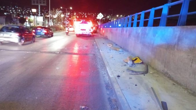 Policías Viales de Aguascalientes atendieron el reporte de accidente tipo choque volcadura que se registró sobre Avenida Siglo XXI