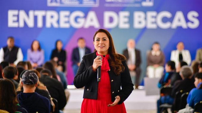 Gobernadora Tere Jiménez continúa la entrega de Becas, ahora en Jesús María