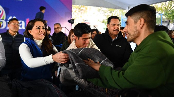 Gobernadora Tere Jiménez entrega cobijas a familias del Oriente de la Capital