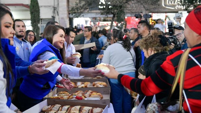 Gobernadora Tere Jiménez comparte la tradicional Rosca de Reyes Gigante con más de 15 mil personas