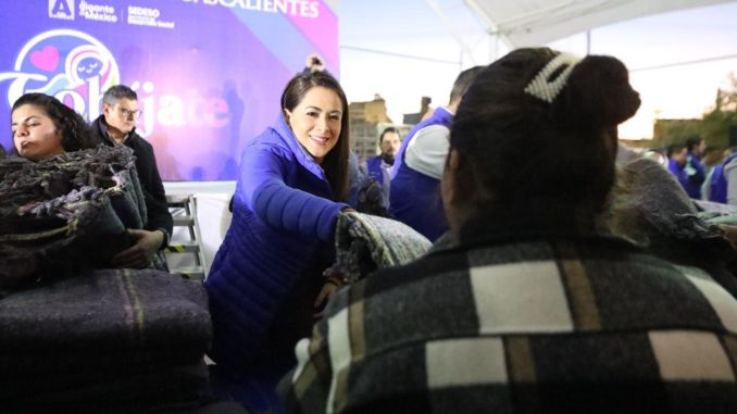 En Valle de los Cactus Gobernadora Tere Jiménez entrega cobijas y atiende inquietudes de vecinos de la zona