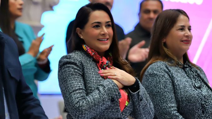 Gobernadora Tere Jiménez entrega 100 visas a Abuelitos del Programa "Reencontrando Corazones".