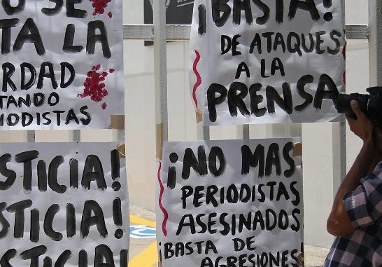 Unión Europea condena los asesinatos de un periodista y un activista en México