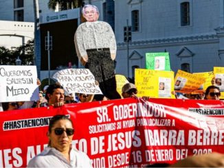 Culiacán: Miles marchan pidiendo alto a violencia; queman piñata de Rocha exigiendo su renuncia