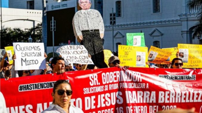 Culiacán: Miles marchan pidiendo alto a violencia; queman piñata de Rocha exigiendo su renuncia