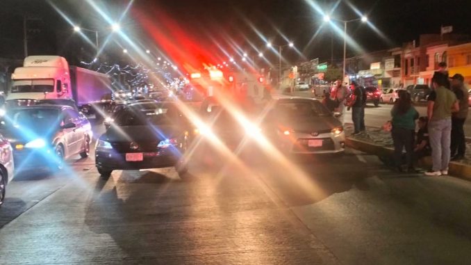 Policías Viales de Aguascalientes atendieron el reporte de un choque registrado en calles del fraccionamiento Cd. Satélite
