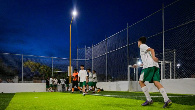Entrega Leo Montañez cancha en Vistas del Sur