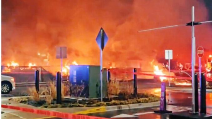 Videos | Nuevo accidente en EU; avión se estrella cerca de centro comercial en Filadelfia