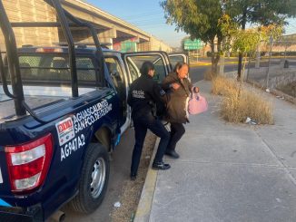 Policías auxilian a la ciudadanía a llegar a sus destinos
