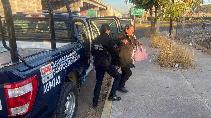 Policías auxilian a la ciudadanía a llegar a sus destinos