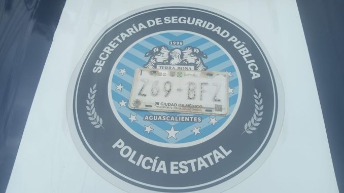 Aseguran vehículo con placas de circulación sobrepuestas