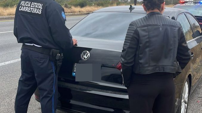 Detienen a una persona por conducir vehículo con reporte de robo