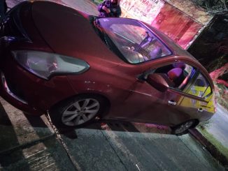 Elementos de la Policía Vial de Aguascalientes atendieron el reporte de un choque contra objeto fijo, registrado en Avenida Sierra de Tepehuanes