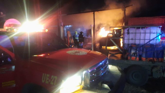 Atienden incendio de vehículo en taller mecánico de Calvillo