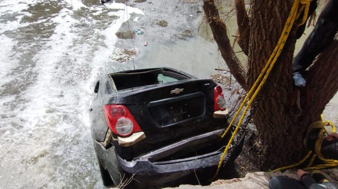 Atienden accidente de tránsito con vehículo hundido en arroyo de Pabellón de Arteaga