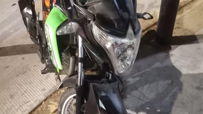 Policías Viales de Aguascalientes atendieron el reporte de un choque desigual registrado en la Avenida Mahatma Gandhi