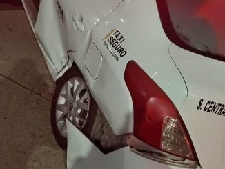 Policías Viales de Aguascalientes brindaron auxilio a los conductores de dos vehículos particulares luego de un choque registrado en Avenida López Mateos