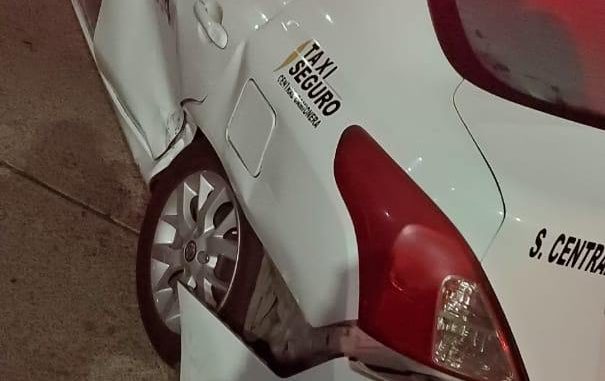Policías Viales de Aguascalientes brindaron auxilio a los conductores de dos vehículos particulares luego de un choque registrado en Avenida López Mateos