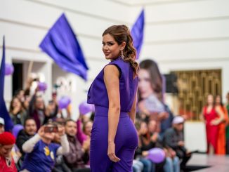 Luce espectacular Nayeli Jiménez en la primera Pasarela de candidatas a Reina de la FNSM 2025